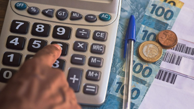 O Núcleo de Apoio Contábil e Fiscal (NAF) da Unifor realiza atendimentos gratuitos para auxiliar a população a declarar o Imposto de Renda (Foto: Getty Images)