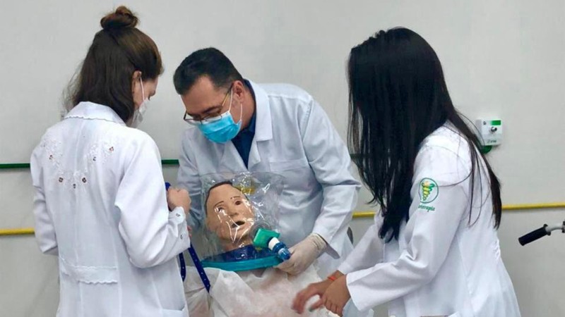 Alunos da disciplina de Estágio Supervisionado III, voltada para a assistência hospitalar, tiveram a oportunidade aprender sobre o funcionamento e discutir sobre a prática do equipamento (Foto: Divulgação)