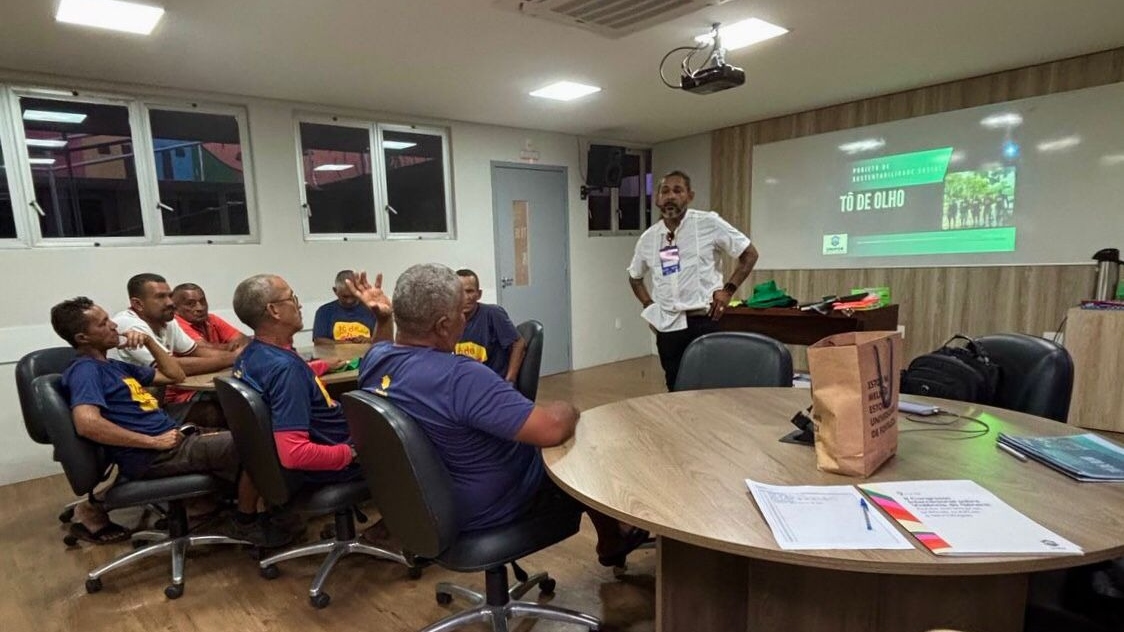 Oficina promovida pelos alunos da disciplina Responsabilidade Social e Ambiental sobre atendimento ao público para os membros do projeto Tô de Olho — Foto: Divulgação