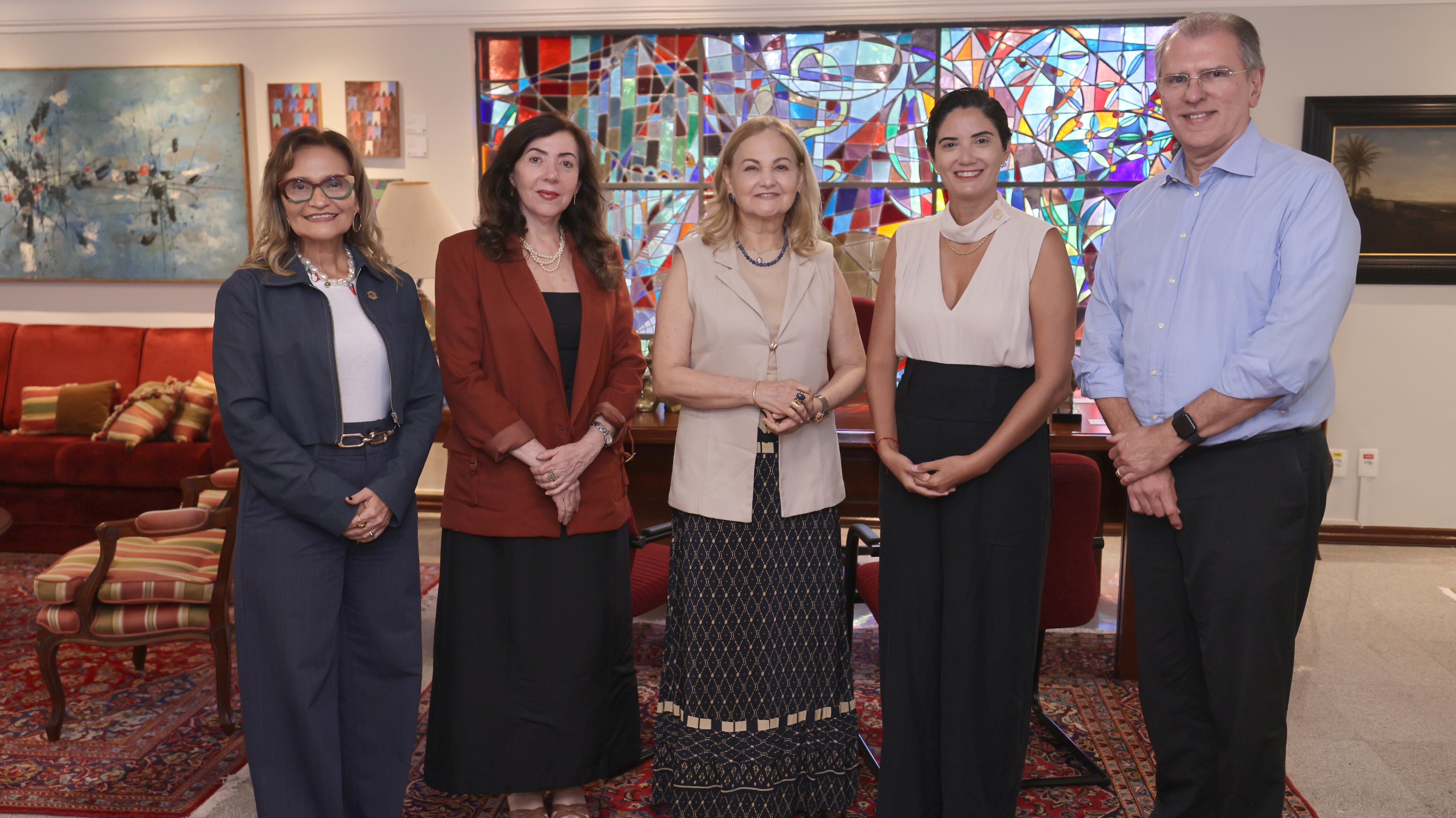 (Da esquerda para a direita) as Profas. Dras. Adriana Helena e Gina Pompeu, a presidente da Fundação Edson Queiroz, Lenise Queiroz, a cônsul honorária da Alemanha, Marlene Pinheiro Gonçalves, e o reitor da Unifor, prof. dr. Randal Martins Pompeu - Foto: Ares Soares