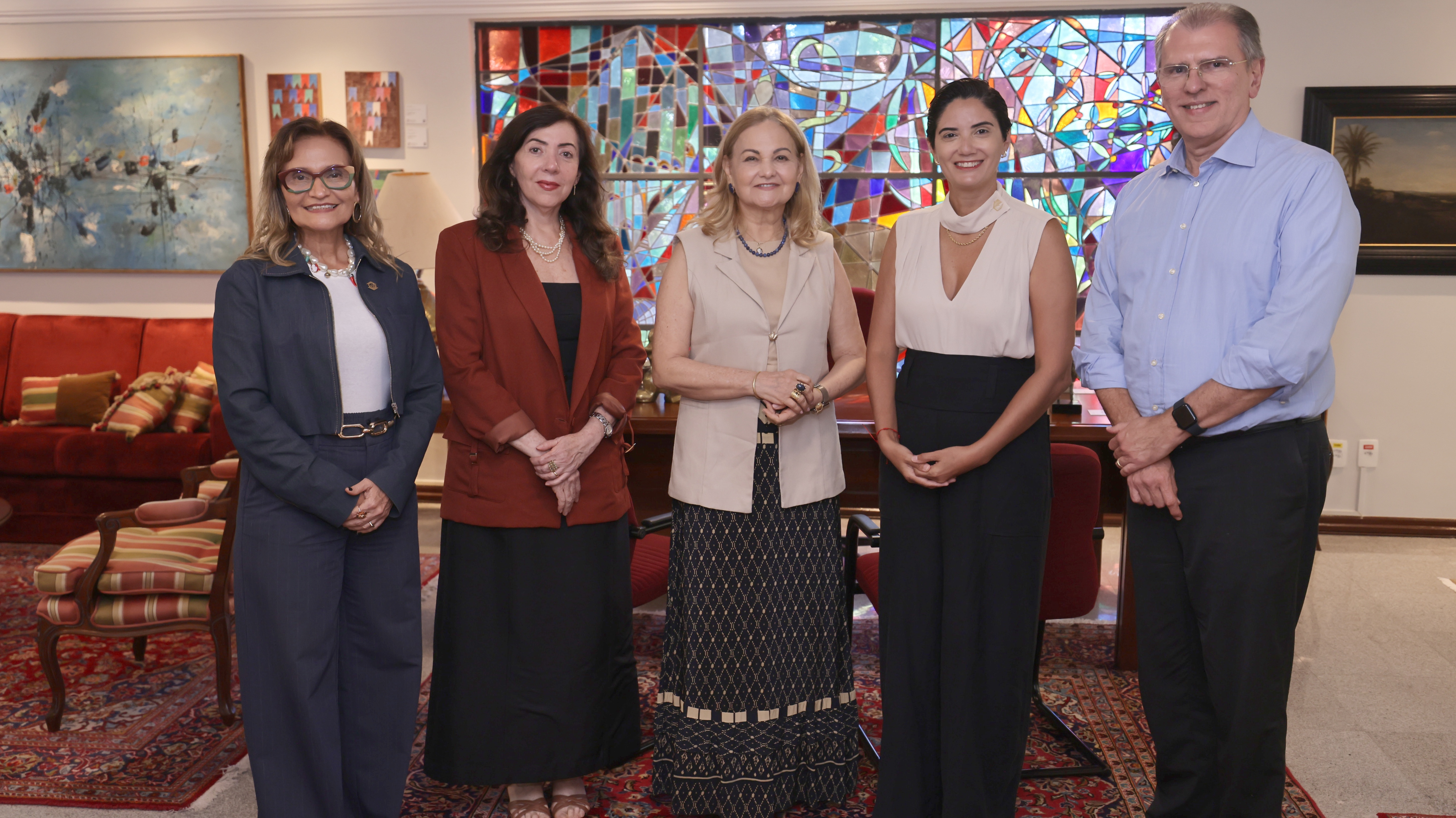 (Da esquerda para a direita) as Profas. Dras. Adriana Helena e Gina Pompeu, a presidente da Fundação Edson Queiroz, Lenise Queiroz, a cônsul honorária da Alemanha, Marlene Pinheiro Gonçalves, e o reitor da Unifor, prof. dr. Randal Martins Pompeu - Foto: Ares Soares