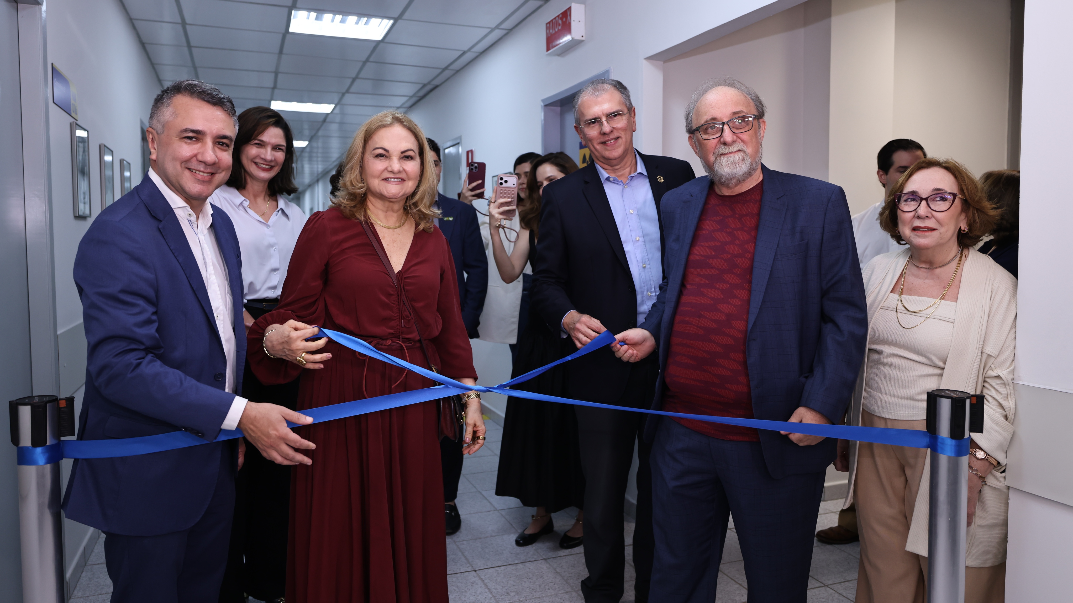 (Da esq. para dir.) O coordenador do Cend, Eduardo Jucá; a diretora do Centro de Ciências da Saúde da Unifor, Lia Brasil; a presidente da Fundação Edson Queiroz, Lenise Queiroz; o reitor da Unifor, Prof. Dr. Randal Martins Pompeu; o neurocientista Miguel Nicolelis; e a coordenadora do Centro Multidisciplinar de Pesquisa Clínica Viviana Costa - Foto: Ares Soares