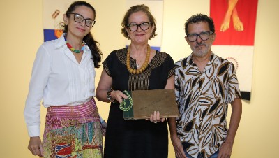Izabel Gurgel, Beatriz Castro e Mario Sanders. O artista reúne bordados, desenhos e pinturas na mostra individual (Foto: Ares Soares)