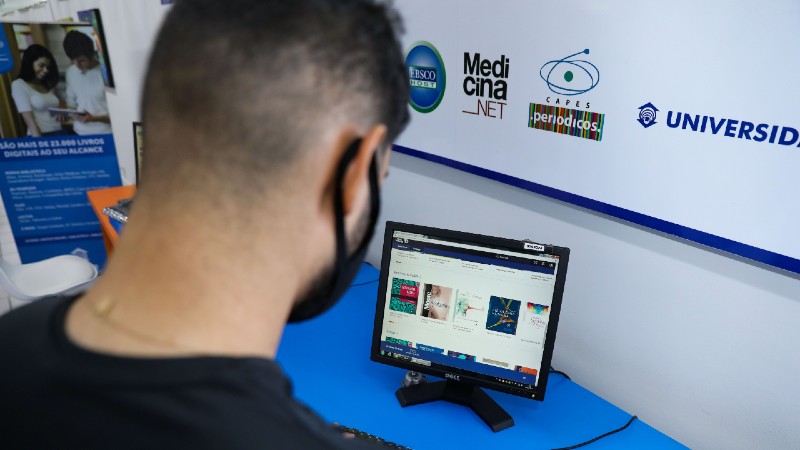 O acesso aos livros digitais e a várias bases de dados de periódicos é um dos diferenciais da Biblioteca da Universidade de Fortaleza (Foto: Ares Soares) 