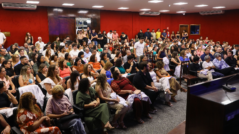 Durante a cerimônia, ocorre o juramento do código de ética da medicina veterinária (Foto: Vito Moura)