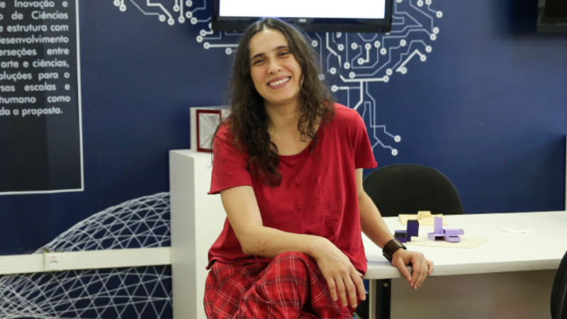 Clarissa Ribeiro é professora, pesquisadora e artista. Ela coordena o Laboratório de Inovação e Prototipagem da Unifor desde 2017. (Foto: Ares Soares)