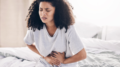 A dor pélvica intensa é um dos sintomas debilitantes da endometriose, que causa ainda sangramento irregular, dor durante a relação sexual e dificuldade para engravidar (Foto: Getty Images)