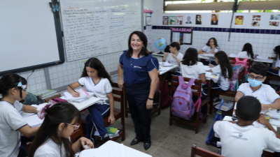 Professora na escola há nove anos, Eurides Bezerra orgulha-se em contribuir para a educação de tantos jovens por meio da Escola Yolanda Queiroz (Foto: Ares Soares)