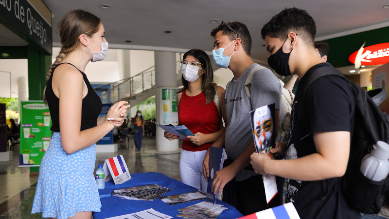 Na Feira das Nações, estudantes da Unifor dão o primeiro passo rumo ao Intercâmbio Internacional (Foto: Ares Soares)