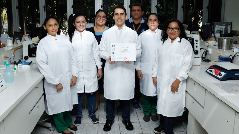 Desde 2007, o NAMI recebe, anualmente, essa certificação, atestando a qualidade das análises processadas pelo laboratório (Foto: Ísis Rebouças)