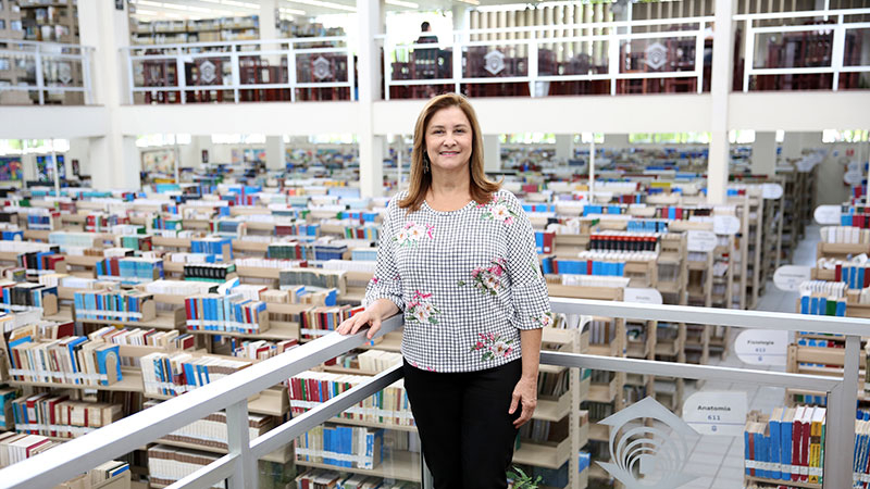 Leonilha Lessa é gerente da Biblioteca Central da Universidade de Fortaleza. (Foto: Ares Soares)