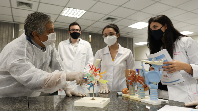 Na Unifor, os estudantes de Medicina podem participar dos projetos de pesquisa ligados à Pós-Graduação (Foto: Ares Soares)