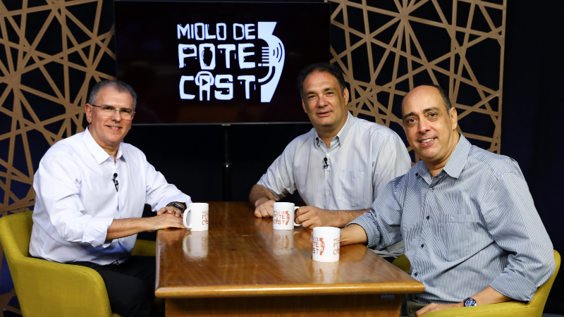 Neste 1º episódio, os professores Armando da Costa Jr. e Marcelo Ponte  entrevistam o  professor Randal Pompeu, no estúdio da TV Unifor (Foto: Ares Soares)