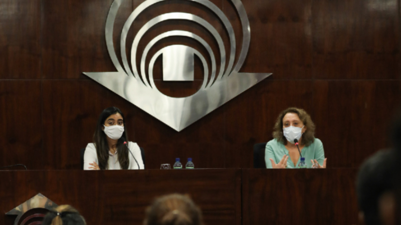 As professoras Bete Jaguaribe e Katherine Mihaliuc reuniram-se no auditório da Biblioteca Central para debater a palestra de abertura, ministrada pelo sociólogo Edgar Morin (Foto: Ares Soares)