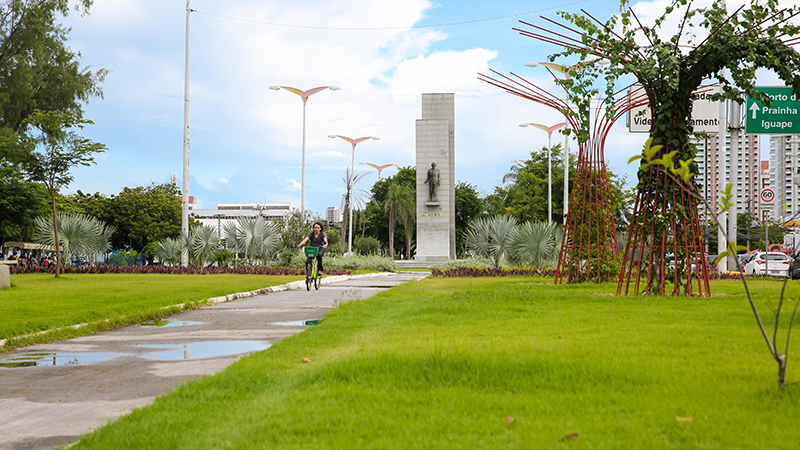 Passeio Edson Queiroz é uma ótima opção para quem quer praticar caminhada, corrida e fazer passeios de bicicleta (Foto: Ares Soares/Unifor)