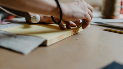 A oficina tem como objetivo proporcionar aos participantes uma experiência prática de encadernação artesanal. (Foto: Getty Images)