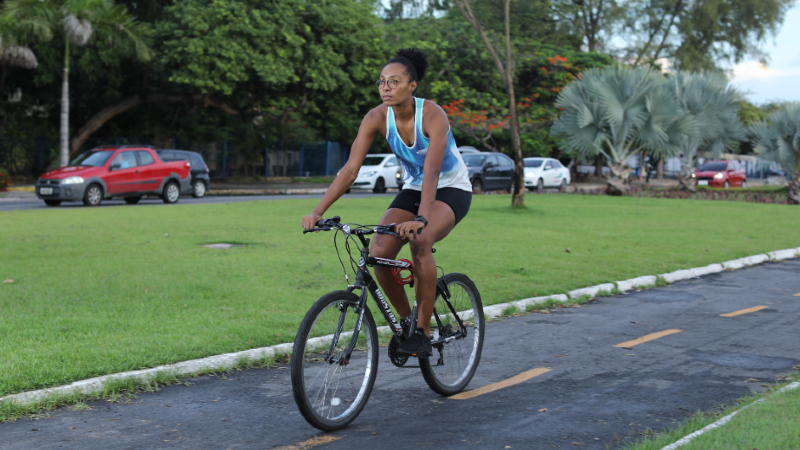 Thaís Santana do Nascimento, estudante de Educação Física da Unifor, conta que pedalar pela cidade tem a ajudado a liberar o stress. (Foto: Ares Soares)