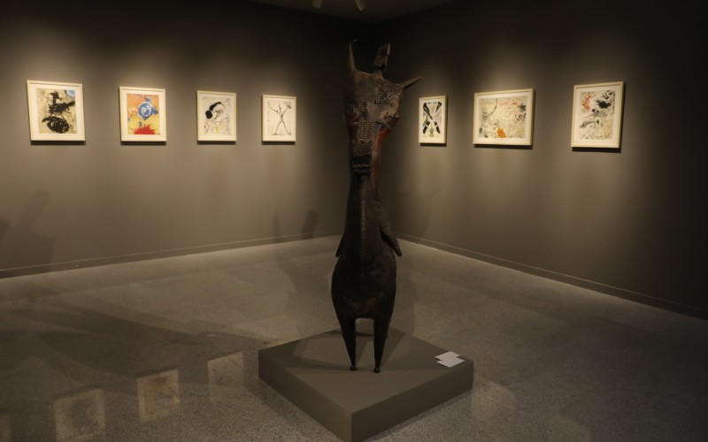 Obras de Salvador Dalí (litografias) e Xico Stockinger (escultura em ferro e madeira)  dialogam na exposição 50 Duetos (Foto: Ares Soares)