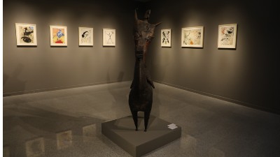 Obras de Salvador Dalí (litografias) e Xico Stockinger (escultura em ferro e madeira)  dialogam na exposição 50 Duetos (Foto: Ares Soares)