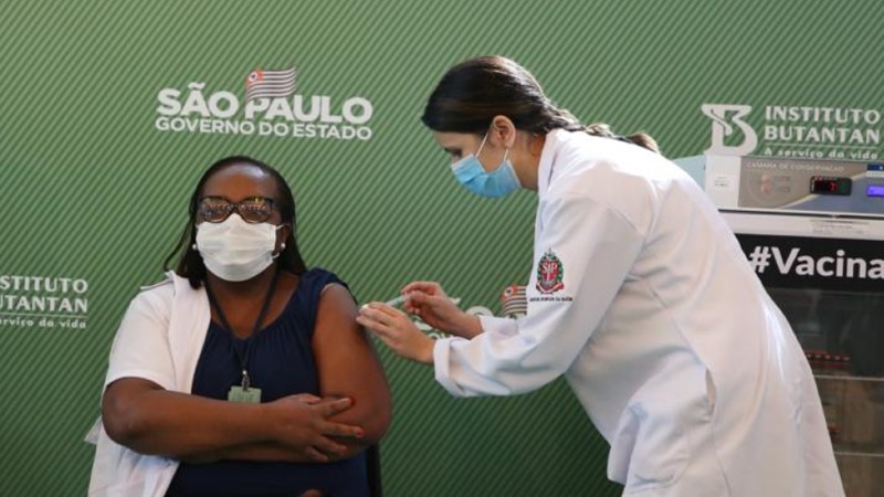 A enfermeira Mônica Calazans foi a primeira brasileira a ser vacinada. (Foto:  Governo de São Paulo)