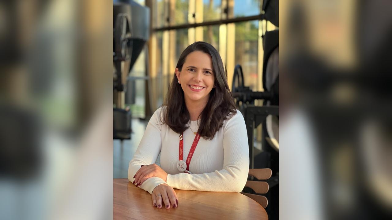 Virgínia Santiago é Gerente Corporativa de Desenvolvimento Humano e Organizacional da 3corações e possui 17 anos de experiência na área de Recursos Humanos. Foto: divulgação
