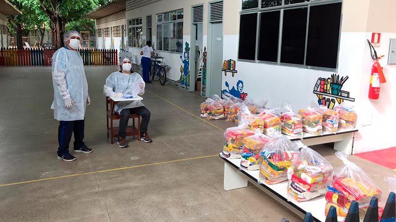 Registro da segunda entrega de cestas básicas, em maio de 2020. Inaugurada em 1982, a Escola de Aplicação Yolanda Queiroz já alfabetizou milhares de crianças, do Infantil 4 até a 5ª série do Ensino Fundamental (Foto: Arquivo Pessoal)