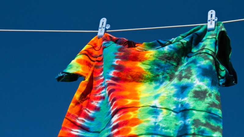 Em alta no momento, a técnica Tie Dye pode ser facilmente realizada em casa como o uso de alguns materiais (Foto: Getty Images)