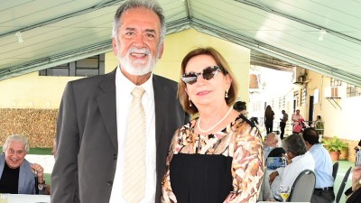 O presidente da Casa do Ceará em Brasília, José Sampaio de Lacerda Jr., e a reitora da Universidade de Fortaleza, Fátima Veras. (Foto: Antonio Molina Neto)