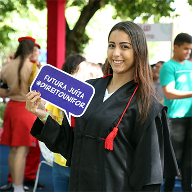 aluna do ensino médio com a vestimenta de juíza de Direito