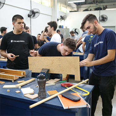 Alunos de Engenharia durante aula prática