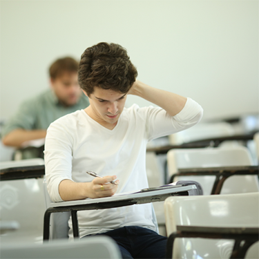 Aluno concentrado em sala de aula