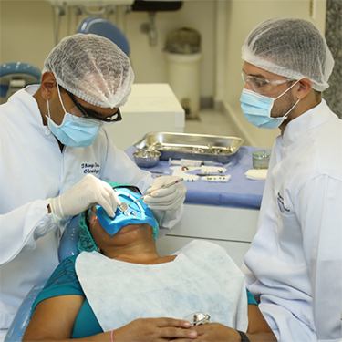 Estudantes do curso de Odontologia realizam procedimento em paciente