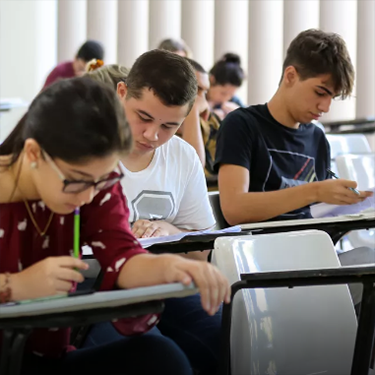 Alunos da Unifor realizando prova em sala de aula