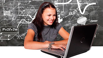 jovem no notebook com quadro negro no fundo