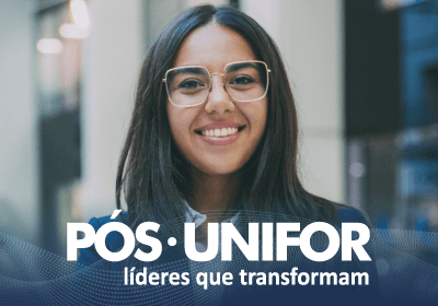 Jovem de óculos sorrindo