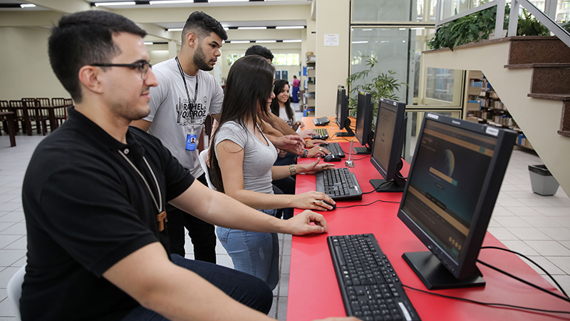 Alunos fazendo pesquisa nos computadores da Biblioteca. Foto: Ares Soares.