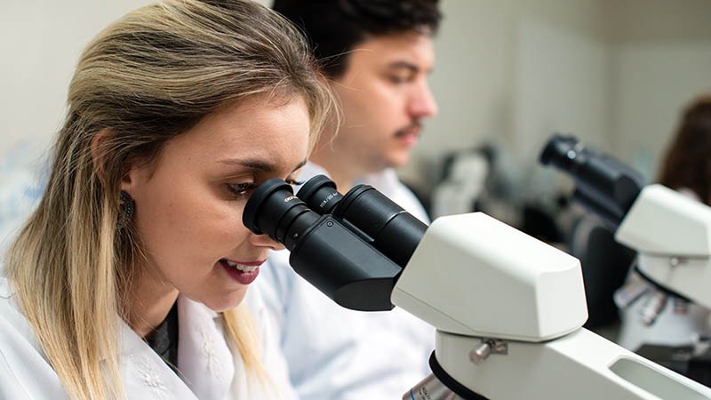 Cientistas desempenham papel fundamental com pesquisas que beneficiam toda a sociedade (Foto: Saulo Galdino)