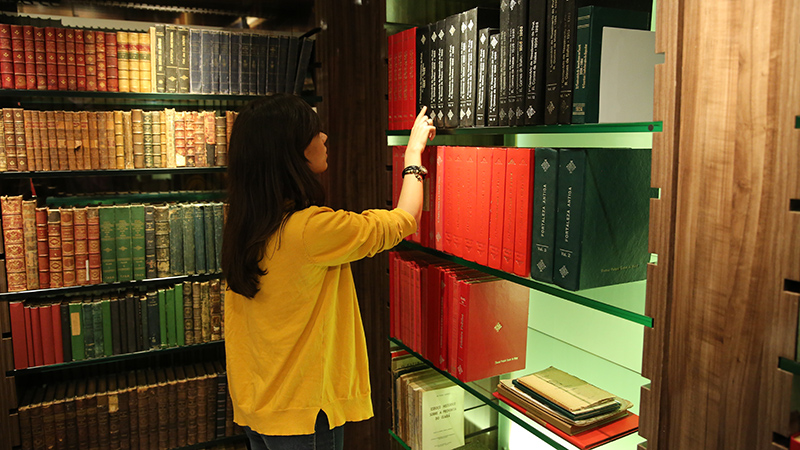 Biblioteca Acervos Especiais da Unifor possui vasto acervo de obras raras (Foto: Ares Soares)