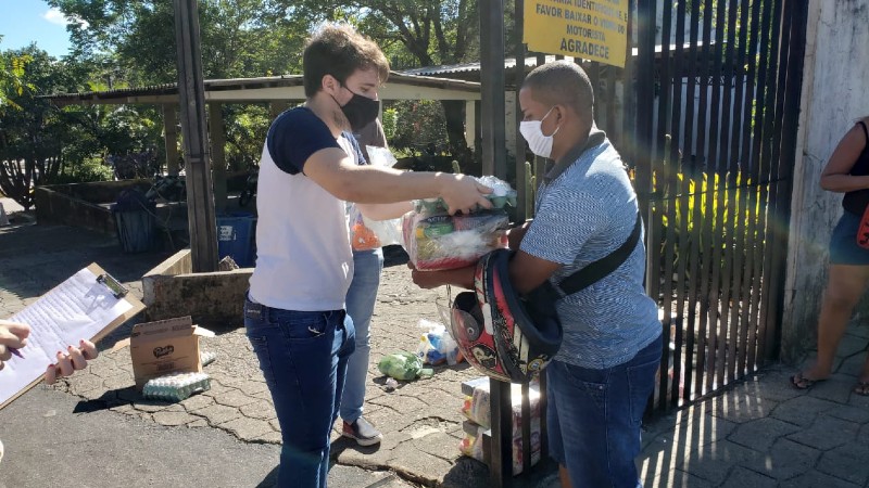 Alunos da Unifor distribuem cestas básicas durante a pandemia de Covid-19 (Foto: Divulgação)