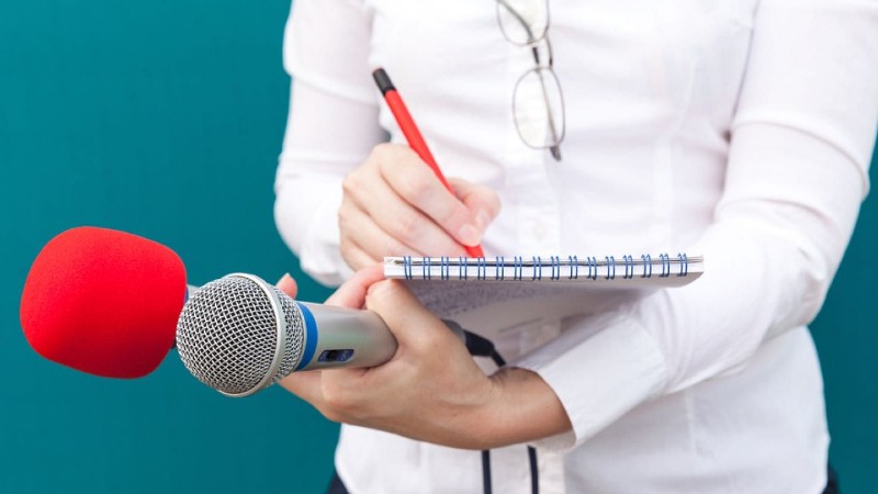 Profissionais de Jornalismo têm trabalhado cotidianamente na cobertura da pandemia de Covid-19 (Foto: Shutterstock)