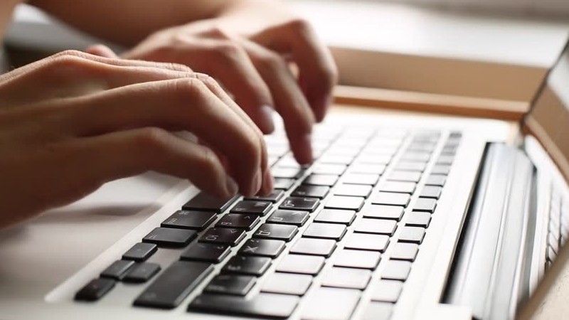 Professores da Unifor devem acessar a plataforma Unifor Online para realizar as capacitações (Foto: Shutterstock)