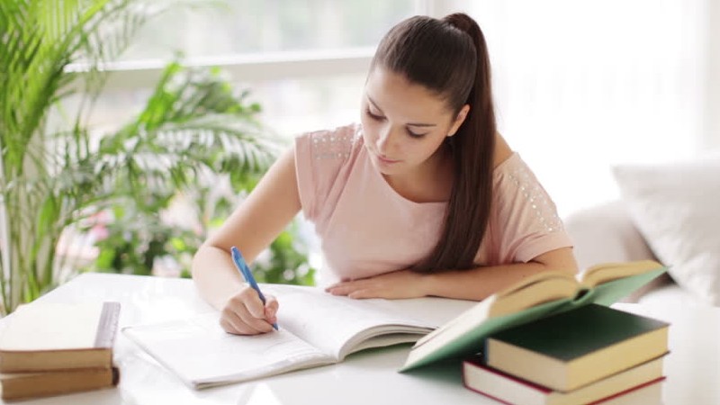 Combinar metodologias de estudo é importante para manter uma rotina produtiva de aprendizado (Foto: Shutterstock)
