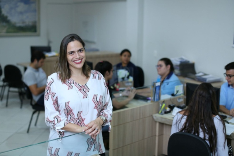 Professora Karol Mota, coordenadora da Central de Carreiras da Universidade de Fortaleza, dá dicas para os estudantes (Foto: Ares Soares)
