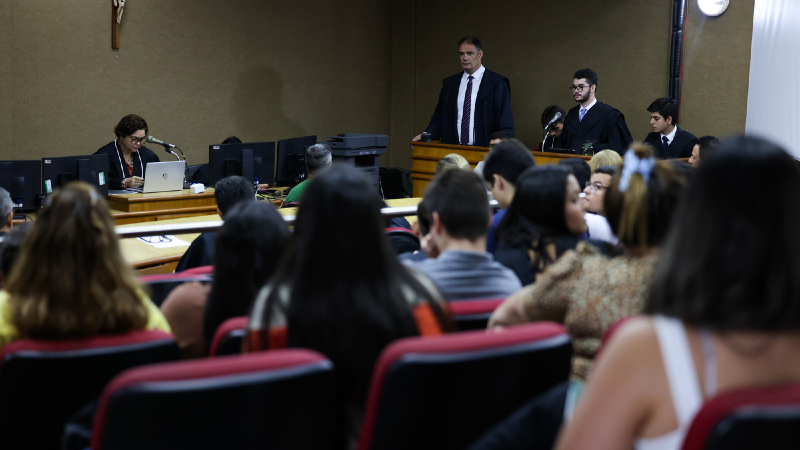 No projeto, os alunos têm a possibilidade de participar ativamente em Júris Populares reais (Foto: Ares Soares)