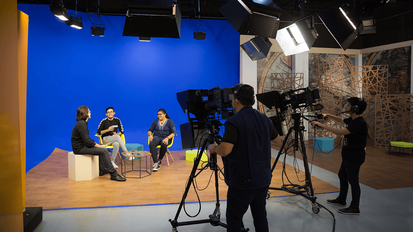 Estudantes conversam diante das câmeras no estúdio da TV Unifor.