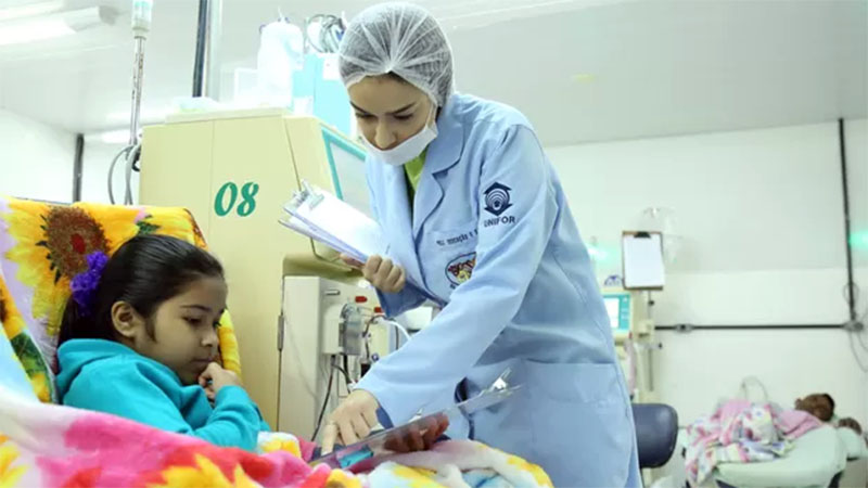 Os voluntários, alunos da Unifor, realizam atividades psicopedagógicas com os pacientes renais com o objetivo de suprir deficiências escolares causadas pelas horas em que os pacientes precisam estar em tratamento. Foto: Ares Soares.