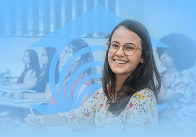 menina olhando sorridente para a foto