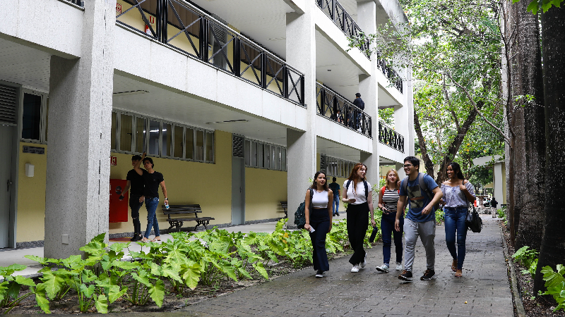 O ingresso pode ser por meio de vestibular online, nota do Enem, nota de processos seletivos anteriores da Unifor, transferência de instituição, reabertura de curso e segunda graduação (Foto: Ares Soares)