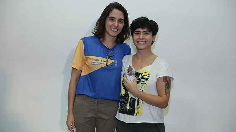 A aluna Jamia Figueiredo e sua orientadora Profa. Mariana Fontenele. Foto: Ares Soares.