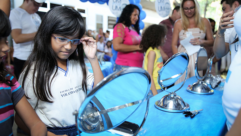 Alunos da Escola de Aplicação Yolanda Queiroz recebendo os óculos do projeto Um Por Um. Foto: Ares Soares.